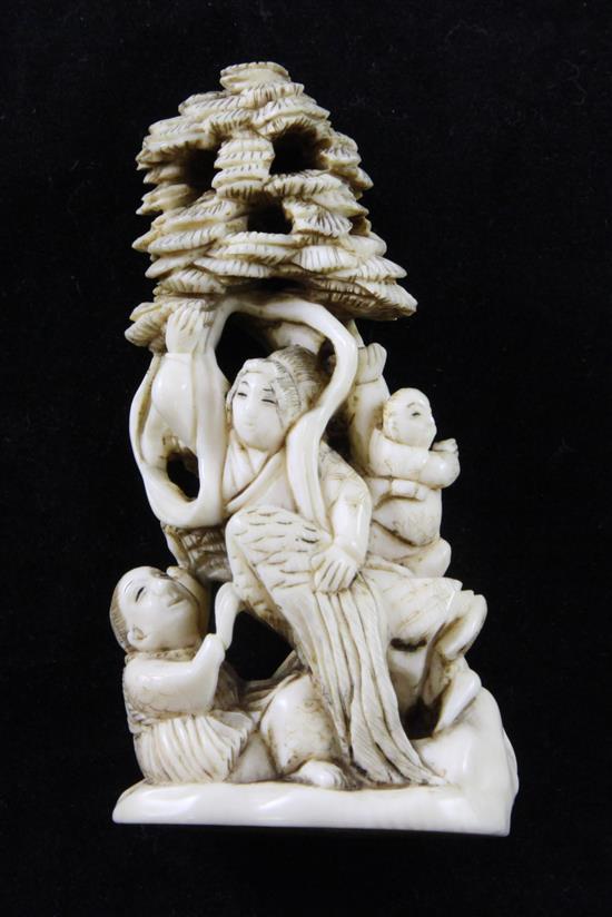 A Japanese ivory okimono netsuke, early 20th century, 7.7cm